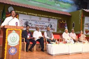 ರಾಜ್ಯ ಮಟ್ಟದ ಎನ್.ಎಸ್.ಎಸ್. ಯುವಜನೋತ್ಸವ ಉದ್ಘಾಟನೆ ಮತ್ತು "ಗಾಂಧೀಜಿಯವರ ಮೂಲ ಕೃತಿಗಳ" ಅನುವಾದಿತ ಪುಸ್ತಕಗಳನ್ನು ಡಾ. ಮೀನಾ ದೇಶಪಾಂಡೆ ಹಾಗೂ ಮಾನ್ಯ ಸಚಿವರಾದ ಶ್ರೀ ಎಚ್.ಕೆ.ಪಾಟೀಲ ಮತ್ತು ಕರ್ನಾಟಕ ವಿಧಾನ ಪರಿಷತ್ತಿನ ಮಾಜಿ ಸಭಾಪತಿಗಳಾದ ಶ್ರೀ ವಿ.ಆರ್.ಸುದರ್ಶನ್ ಮುಂತಾದವರು ಬಿಡುಗಡೆ ಮಾಡಿದರು
